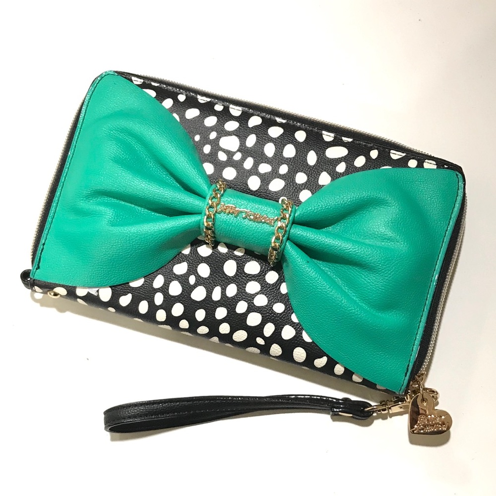 Betsey Johnson - Large Green Bow Wristlet NEW💚